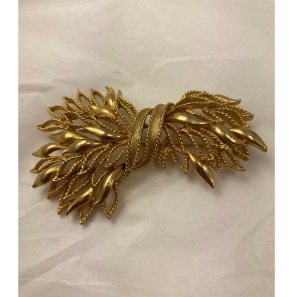 Vintage Signed LISNER Gold Tone Wheat Bundle Brooch - Picture 1 of 5